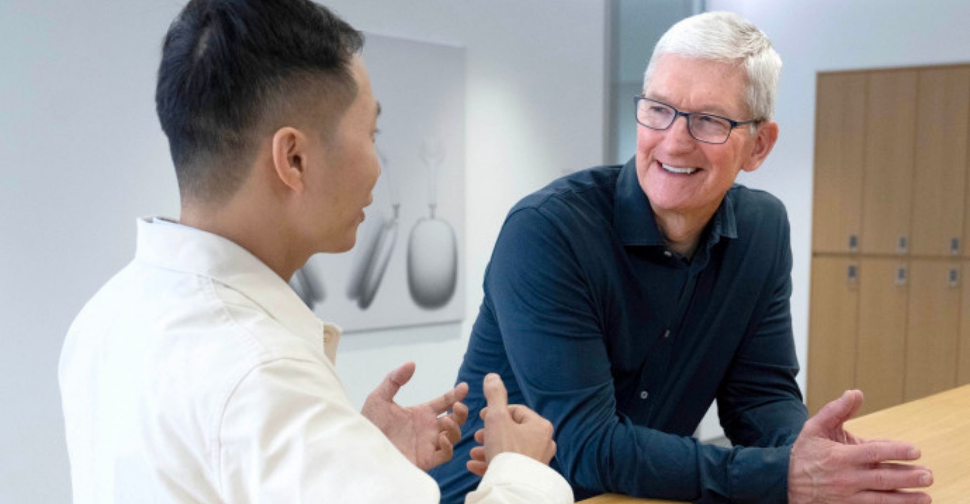 Tim Cook’s Trip to China Sparks Discussions on Social Media